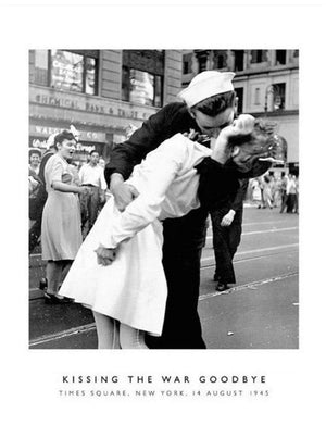 Photography Coll. - Kissing the War Goodbye Kunstdruck 60x80cm | Yourdecoration.de