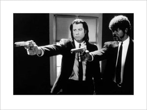 Pyramid Pulp Fiction Black and White Guns Kunstdruck 60x80cm | Yourdecoration.de