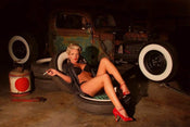 Dimex Girl in Garage Fototapete 375x250cm 5-Bahnen | Yourdecoration.de