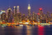 Dimex Manhattan at Night Fototapete 375x250cm 5-Bahnen | Yourdecoration.de